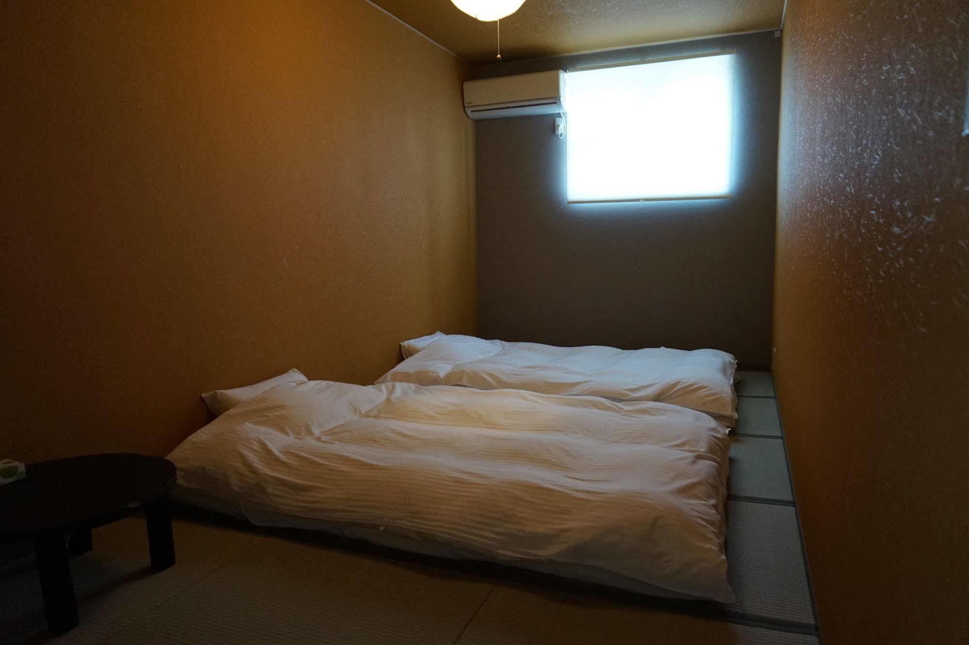 Uni Hostel Osaka Buitenkant foto