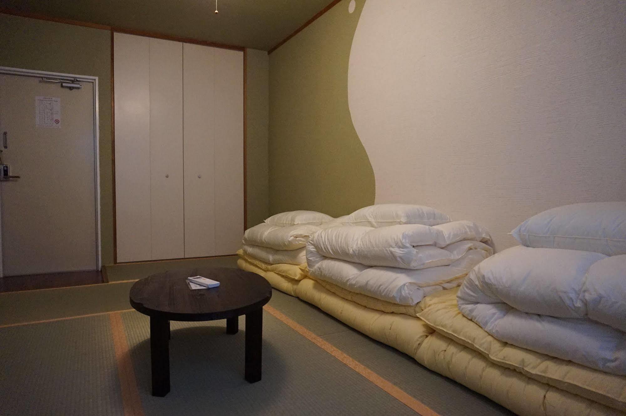 Uni Hostel Osaka Buitenkant foto