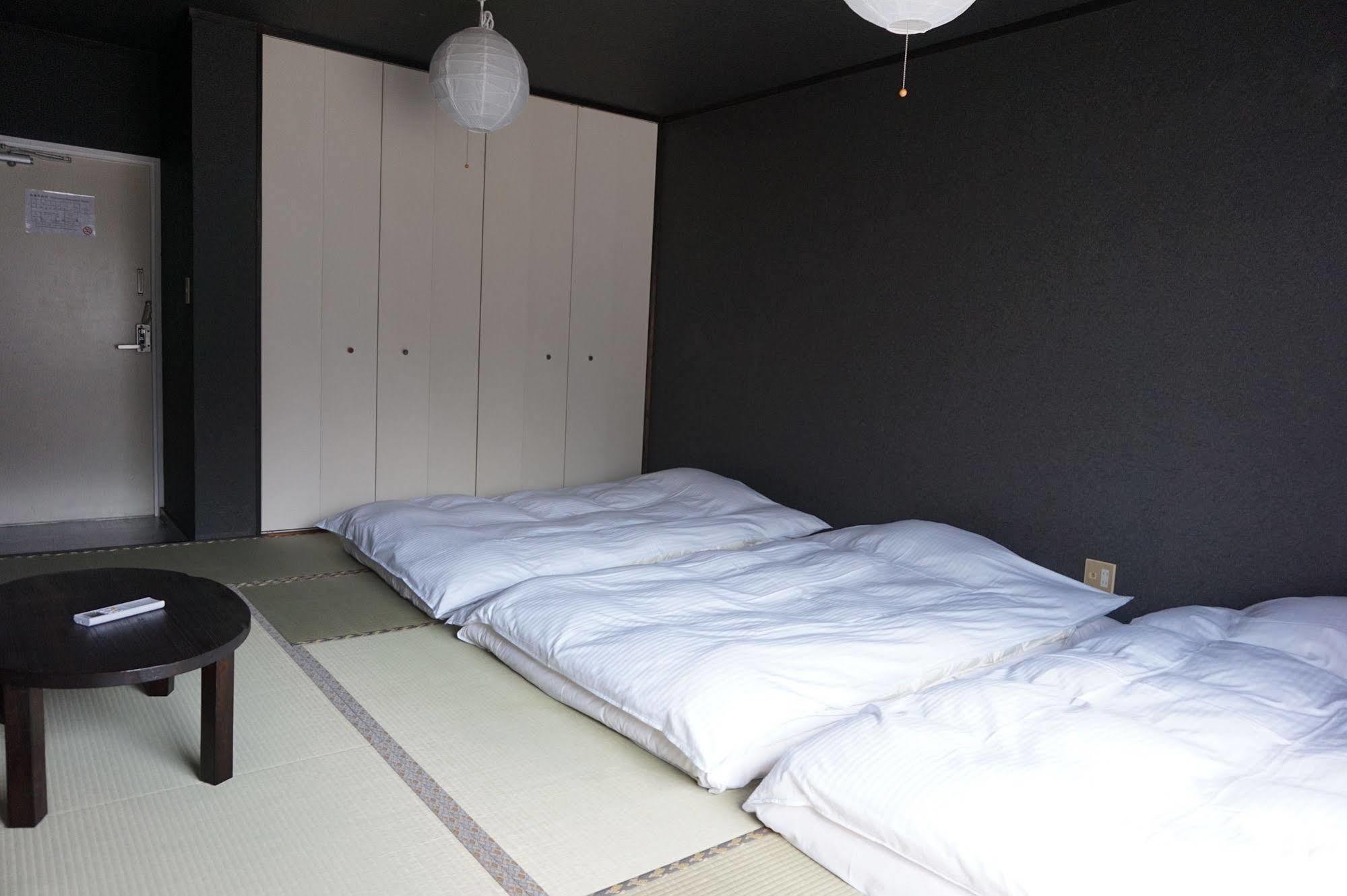 Uni Hostel Osaka Buitenkant foto